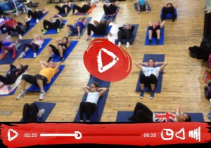 Cours de gym lunel avec les abdos-fessiers. Renforcement musculaire general dans les cours de fitness gym lunel